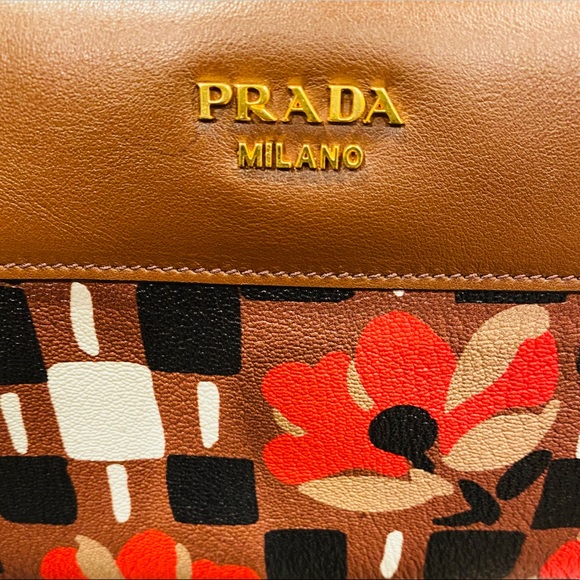 💥HOST PICK💥👜AUTHENTIC PRADA LEATHER HANDBAG 👜 - Picture 12 of 14